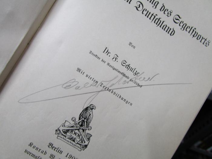 XI 4899 3. Ex.: Die Entwicklung des Segelsports in Deutschland (1908);- (Scherfen[?], Walter), Von Hand: Autogramm, Name; 'Walter Scherfen'. 