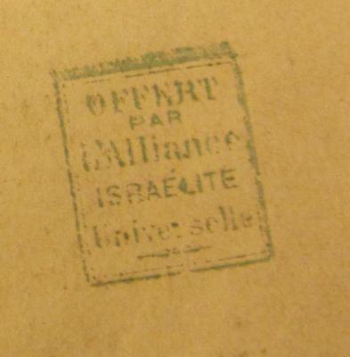 - (Alliance Israélite Universelle), Stempel: Name; 'Offert
par
L'Alliance 
Israélite 
Universelle'. 