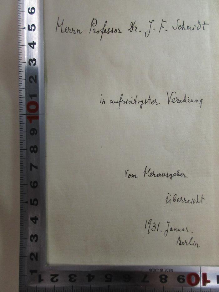 18/75/28384(9) : Welt vor dem Abgrund : Politik, Wirtschaft und Kultur im kommunistischen Staate ; nach authentischen Quellen ; ein Sammelwerk (1931);- (Iljin, Iwan), Von Hand: Widmung; 'Herrn Professor Dr. J.F. Schmidt 
in aufrichtigster Verehrung 
vom Herausgeber 
überreicht. 
1931. Januar. 
Berlin.'. 