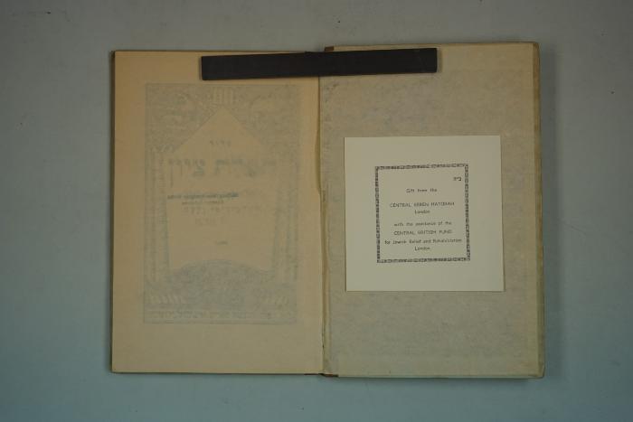 - (Central Keren Hatorah (London)), Etikett: Ortsangabe, Name, Widmung; 'ב"ה
Gift from the CENTRAL KEREN HATORAH London with the assistance of the CENTRAL BRITISH FUND for Jewish Relief and Rehabilitation London.'. 