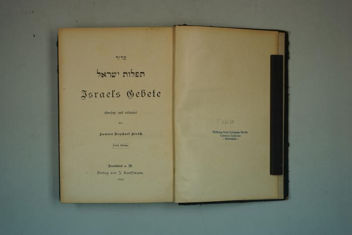 F 233 35: .סדור: תפלות ישראל
Israels Gebete übersetzt und erläutert.
 (1921)