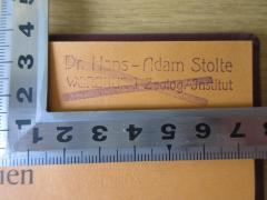 - (Stolte, Hans Adam), Stempel: Name, Ortsangabe; 'Dr. Hans-Adam Stolte
Würzburg Zoolog. Institut'. 