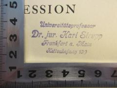 - (Strupp, Karl), Stempel: -; 'Universitätsprofessor
Dr. jur. Karl Strupp
Frankfurt a. Main
Kettenhofweg 139'. 