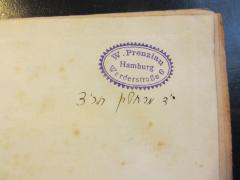 - (Werner Siegfried Prenzlau), Stempel: Name, Ortsangabe, Datum; 'W. Prenzlau Werderstr. 6 Hamburg 
[Hebräische Notiz]: 14. marheshvan (5)690, d,i, 17. November 1929'. 