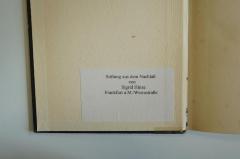 - (Hinze, Sigrid), Etikett: Exlibris, Name, Ortsangabe; 'Stiftung aus dem Nachlaß 
von 
Sigrid Hinze
Frankfurt a.M./Werrastraße'. 