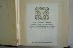 - (Reinhart, Harold  F. ), Etikett: Exlibris, Name, Datum, Abbildung; 'The Reinhart Library
established in October 1961 by the members of Westminster Synagogue to celebrate the 70th birthday of their Minister, Rabbi Harold F. Reinhart D.D.
Kent House, Knightsbridge, London SW 7
'. 