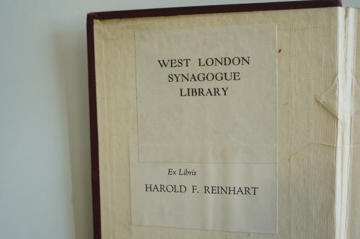08 025823 : The Problem of Suffering in the Old Testament (1910);- (Westminster Synagogue;Reinhart, Harold  F. ), Etikett: Exlibris, Ortsangabe, Name; 'West London
Synagogue
Library
Ex Libris
Harold F. Reinhart'. 