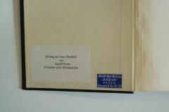 - (Hinze, Sigrid), Etikett: Exlibris, Name, Ortsangabe; 'Stiftung aus dem Nachlaß 
von 
Sigrid Hinze
Frankfurt a.M./Werrastraße'. 