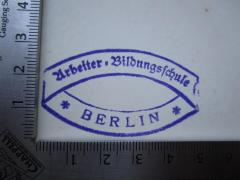 - (Arbeiter-Bildungsschule Berlin), Stempel: Name, Ortsangabe, Berufsangabe/Titel/Branche; 'Arbeiter-Bildungsschule
* Berlin *'.  (Prototyp)