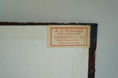 08 029300 : מורה נבוכים : (Doctor Perplexorum.) oder Theologisch-philosophische Erörterungen über die Übereinstimmung der mosaischen und rabbinischen Religionsquellen mit der Philosophie (1920);- (Hofmann, A. J.), Etikett: Exlibris, Name, Ortsangabe; 'A.J. Hofmann
Hebr. Buchhandlung
Frankfurt a.M.
Allerheiligenstrasse 87
Telefon Hansa 446'. 