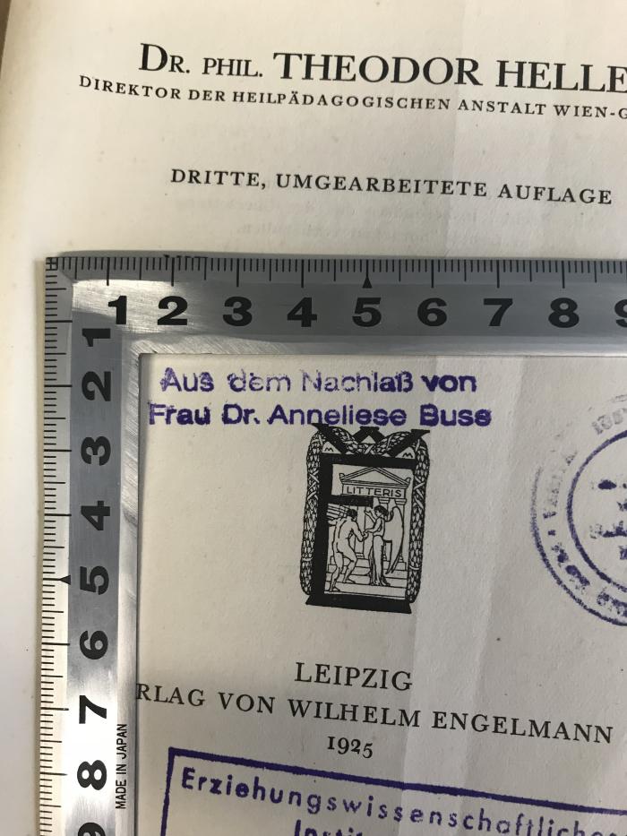 PL 0114 C 2 c (ausgesondert) : Grundrisse der Heilpädagogik (1925);- (Buss, Anneliese), Stempel: Name, Notiz; 'Aus dem Nachlaß von Frau Dr. Anneliese Buss'. 