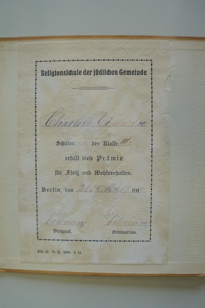 08 025888 : שבת : Schabbos (1923);- (Einhorn, Charlotte;Salomon), Etikett: Name, Ortsangabe, Datum, Widmung; 'Religionsschule der jüdischen Gemeinde
Charlotte Einhorn
Schüler der Klasse III.
erhält die Prämie 
für Fleiß und Wohlverhalten.
Berlin, den 26. März 19[2?]6
Salomon Dirigent
Salomon Ordinarius
'. 