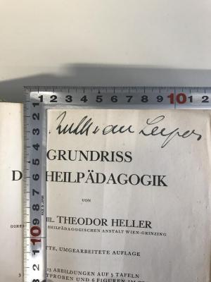 PL 0114 C 2 c (ausgesondert) : Grundrisse der Heilpädagogik (1925);- (Leyen, Ruth von der), Von Hand: Name; 'Ruth von der Leyen'. 