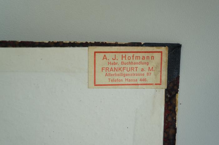 08 029300 : מורה נבוכים : (Doctor Perplexorum.) oder Theologisch-philosophische Erörterungen über die Übereinstimmung der mosaischen und rabbinischen Religionsquellen mit der Philosophie (1920);- (Hofmann, A. J.), Etikett: Exlibris, Name, Ortsangabe; 'A.J. Hofmann
Hebr. Buchhandlung
Frankfurt a.M.
Allerheiligenstrasse 87
Telefon Hansa 446'. 