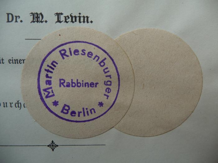 - (Riesenburger, Martin), Stempel: Berufsangabe/Titel/Branche, Ortsangabe, Name; 'Martin Riesenburger
Rabbiner
Berlin'.  (Prototyp)
