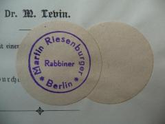 - (Riesenburger, Martin), Stempel: Berufsangabe/Titel/Branche, Ortsangabe, Name; 'Martin Riesenburger
Rabbiner
Berlin'.  (Prototyp)