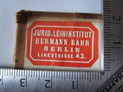 J / 75 (Hermann Bahr, Buchhandlung (Berlin)), Etikett: Buchhändler, Name, Ortsangabe; 'Jurid. Leihinstitut Herrmann Bahr Berlin Linkstrasse 43.'.  (Prototyp)