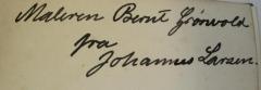 J / 104 (Grønvold, Bernt;Larsen, Johannes), Von Hand: Name, Berufsangabe/Titel/Branche, Widmung; 'Maleren Bernt Grönvold fra Johannes Larsen'. 