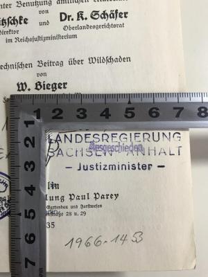 DA IV c 14 (ausgesondert) : Kommentar zum Reichsjagdgesetz nebst Ausführungsverordnungen, Verwaltungsbestimmungen und ergäntzenden Nebengesetzen. (1935);- (Landesregierung Sachsen-Anhalt - Justizminister), Stempel: Name; 'Landesregierung Sachsen-Anhalt 
-Justizminister -'. 