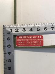 - (Struppe & Winckler), Etikett: Buchhändler; 'Struppe & Winckler
Fachbuchhandlung für Rechtswissenschaft 
Berlin 30 Potsdamerstr. 103 
Bielefeld Kesselbrink 5'.  (Prototyp)