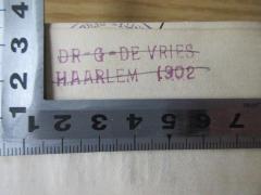 - (de Vries, G.), Stempel: Name, Ortsangabe, Datum; 'Dr. G de Vries
Haarlem 1902'. 