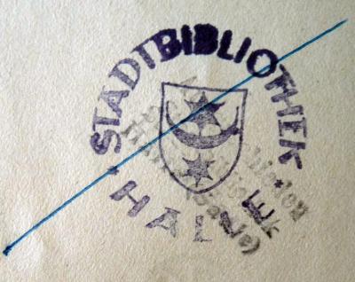 - (Stadtbibliothek Halle), Durchgestrichen: Ortsangabe, Name, Besitzwechsel; 'Stadtbibliothek Halle
Ausgeschieden Stadtbibliothek
Halle (Saale)'.  (Prototyp)