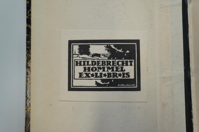 96 030723_a : Ausführliches lateinisch-deutsches und deutsch-lateinisches Handwörterbuch : aus den Quellen zusammengetragen und mit besonderer Bezugnahme auf Synonymik und Antiquitäten unter Berücksichtigung der besten Hülfsmittel I-Z (1879);- (Hommel, Hildebrecht;Schmidt, Botho), Etikett: Exlibris, Name, Abbildung; 'Hildebrecht
Hommel
Exlibris
Botho Schmidt'. 