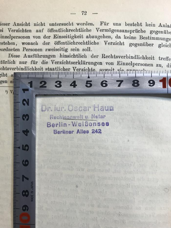 A XII 1 (ausgesondert) : Der Verzicht auf vermögensrechtliche Ansprüche im Verwaltungsrecht (1930);- (Haun, Oscar), Stempel: Name, Berufsangabe/Titel/Branche, Ortsangabe; 'Dr. jur. Oscar Haun Rechtsanwalt und Notar Berlin-Weißensee Berliner Allee 242'.  (Prototyp)