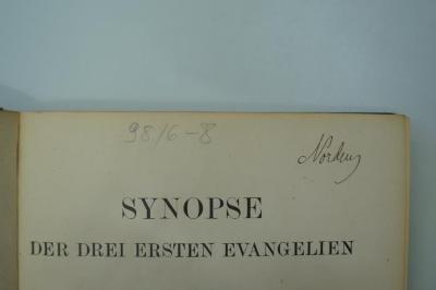 98 020702 : Synopse der drei ersten Evangelien (1906);- (unbekannt), Von Hand: Signatur; '98/6-8'. ;- (Norden), Von Hand: Autogramm; 'Norden[y?]'. 