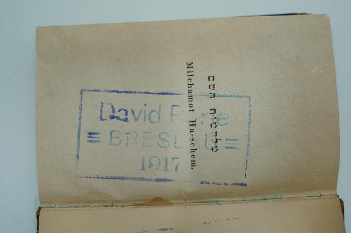 98 027949 : Milchamot Ha-Schem. Die Kämpfe Gottes. Religionsphilosophische und kosmische Fragen, in sechs Büchern abgehandelt (1866);- (Perle, David), Von Hand: Name, Ortsangabe, Datum; 'David Perle
Breslau
1917'. 