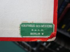 - (Kaufhaus des Westens), Etikett: Berufsangabe/Titel/Branche, Name, Ortsangabe; 'Kaufhaus des Westens
G.m.b.H.
Berlin W'.  (Prototyp)