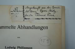 - (Hesky, Egon), Von Hand: Name, Widmung, Nummer; 'No. [...]
Angekauft aus der Spende des Herrn Egon Hesky
für die Talmud Tora'. 