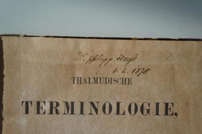 02A.003928 : Talmudische Terminologie. Zusammengestellt und alphabetisch geordnet (1869);- (Fluß, Philipp), Von Hand: Autogramm; 'Dr. Philipp Fluß 1.2.1870'. ;- (unbekannt), Von Hand: Nummer; '25'. 
