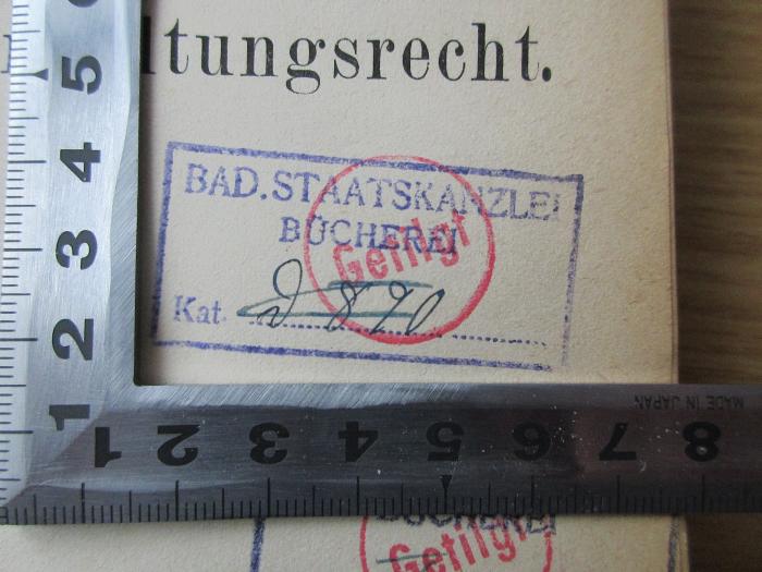 LA 23.9 (ausgesondert) : Lehrbuch des deutschen Verwaltungsrechts, Bd. 1.  Das soziale Verwaltungsrecht, Abt. 1. Einleitung, Personenrecht, Sachenrecht (1872);- (Badische Staatskanzlei Bücherei), Stempel: Name; 'Bad. Staatskanzlei Bücherei
Kat. D 890 (Stempel: getilgt)'. 