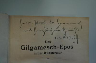 02A.014941 : Das Gilgamesch-Epos in der Weltliteratur (1928);- (Hommel, Hildebrecht;unbekannt), Von Hand: Name, Datum, Widmung; 'Herrn Prof. Dr. Hommel
mit herzlichem Gruß!
2.3.1939 P.J.'. 