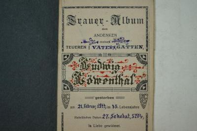 - (Löwenthal, Ludwig), Von Hand: Widmung, Name, Datum; 'Trauer-Album dem Andenken meines Vaters u. Gatten, Ludwig Löwenthal gestorben am 21. Februar, 1944, im 45. Lebensjahre Hebräisches Datum 27. Schebat, 5704, in Liebe gewidmet. 
Gruppe........Reihe.......Grab...........'. 