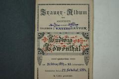 - (Löwenthal, Ludwig), Von Hand: Widmung, Name, Datum; 'Trauer-Album dem Andenken meines Vaters u. Gatten, Ludwig Löwenthal gestorben am 21. Februar, 1944, im 45. Lebensjahre Hebräisches Datum 27. Schebat, 5704, in Liebe gewidmet. 
Gruppe........Reihe.......Grab...........'. 