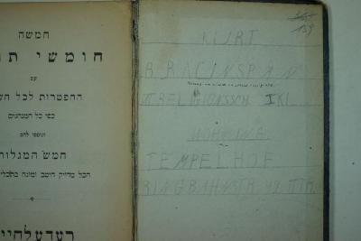 - (Braunspan, Kurt), Von Hand: Ortsangabe, Name, Berufsangabe/Titel/Branche; 'Kurt Braunspan VII Religionssch. I. Kl.
Wohnung: Tempelhof, Ringbahnstr. 42 II Tr.

Primus ominum in schola religiosa.'. 