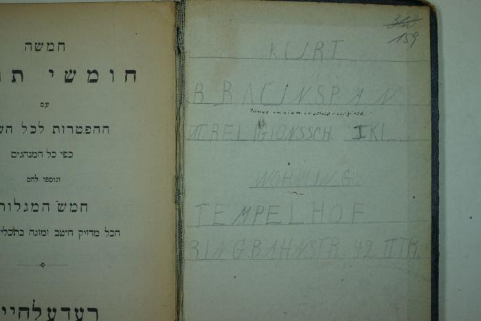 - (Braunspan, Kurt), Von Hand: Ortsangabe, Name, Berufsangabe/Titel/Branche; 'Kurt Braunspan VII Religionssch. I. Kl.
Wohnung: Tempelhof, Ringbahnstr. 42 II Tr.

Primus ominum in schola religiosa.'. 