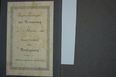- (Lemberger, Eugen), Etikett: Name, Ortsangabe, Datum; 'Eugen Lemberger zur Erinnerung an die am 7ten Februar 1925 in der Synagoge Lindenstraße erfolgte Einsegnung überreicht von der Jüdischen Gemeinde zu Berlin.'. 