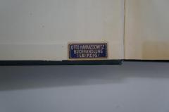 - (Harrassowitz, Otto), Etikett: Name, Ortsangabe; 'Otto Harrassowitz
Buchhandlung
Leipzig'. 
