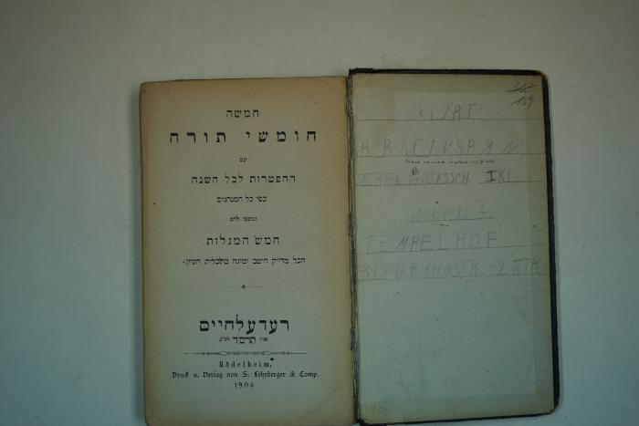 .חמשה חומשי תורה: עם ההפטרות לכל השנה כפי כל המינהגים ונוספו להם חמש המגלות הכל מדויק היטב ומוגה בתכלית העיון
[= Die Fünf Bücher der Tora: Mit sämtlichen Haftarot, sowie sämtlichen Bräuchen, den Fünf Festrollen genaustens geordnet und korrigiert.] (1904)