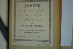 - (Pick, Günther;Peritz, Rabb. Dr. Moritz;Synagogen-Gemeinde zu Liegnitz), Etikett: Ortsangabe, Name, Autogramm, Berufsangabe/Titel/Branche, Widmung; 'Prämie für den fleissigen Schüler Günther Pick in Bunzlau vom Ausschuss des Verbandes von Synagogen-Gemeinden der Regierungsbezierke Breslau-Liegnitz. Breslau im Mai 1914.
I.A. Rabb. Dr. Peritz'. 