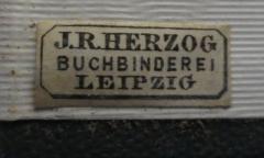 - (Buchbinderei J. R. Herzog (Leipzig)), Etikett: Buchbinder, Name, Berufsangabe/Titel/Branche, Ortsangabe; 'J.R. Herzog
Buchbinderei
Leipzig'.  (Prototyp)