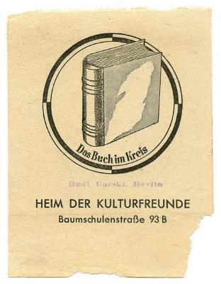 Exlibris-Nr. 548;- (Heim der Kulturfreunde (Berlin);Garski, Rudi Otto Georg), Etikett: Name, Ortsangabe, Abbildung; 'Das Buch im Kreis
Heim der Kulturfreunde
Baumschulenstraße 93 B '.  (Prototyp)