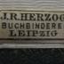 - (Buchbinderei J. R. Herzog (Leipzig)), Etikett: Buchbinder, Name, Berufsangabe/Titel/Branche, Ortsangabe; 'J.R. Herzog
Buchbinderei
Leipzig'.  (Prototyp)