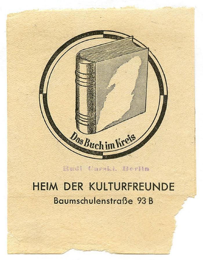 Exlibris-Nr. 548;- (Heim der Kulturfreunde (Berlin);Garski, Rudi Otto Georg), Etikett: Name, Ortsangabe, Abbildung; 'Das Buch im Kreis
Heim der Kulturfreunde
Baumschulenstraße 93 B '.  (Prototyp)