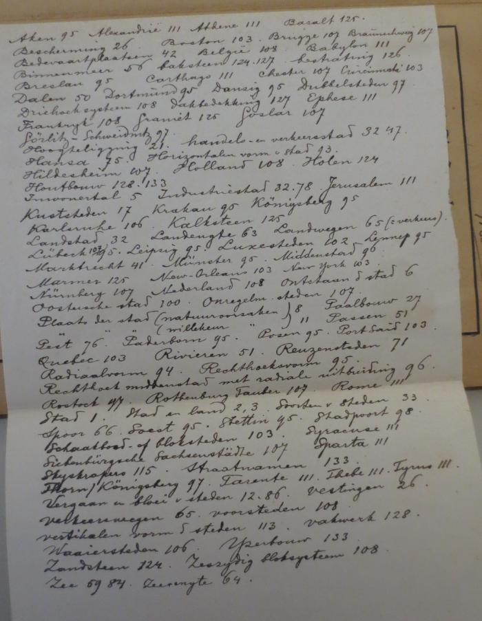  Die Städte geographisch betrachtet (1907);- (Raemakers, Jos.), Papier: Annotation, Notiz; 'Aken 95 Alexandrie 111 Athene 111 Basalt 125 [...]'. 