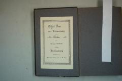 - (Rose, Alfred;Synagogengemeinde Rykestraße;Jüdische Gemeinde zu Berlin), Etikett: Ortsangabe, Name, Widmung, Datum; 'Alfred Rose zur Erinnerung an die am 22ten Oktober 1921 in der Synagoge Rykestraße erfolgte Einsegnung überreicht von der Jüdischen Gemeinde zu Berlin.'. 