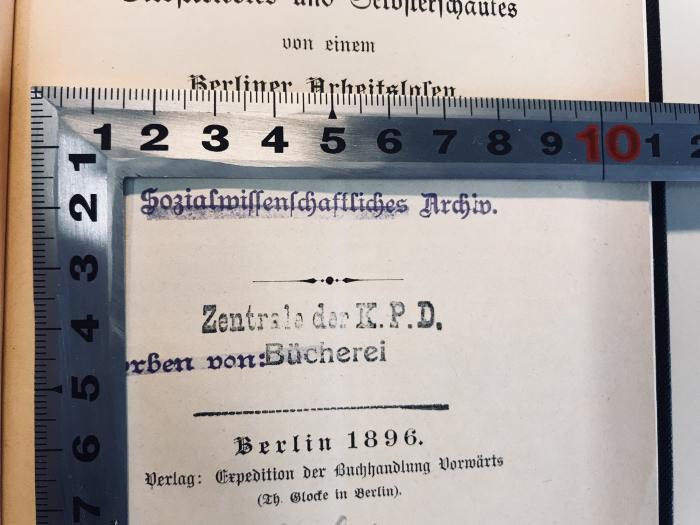 38/80/40004(5) : Hofgängerleben in Mecklenburg: Selbsterlebtes und Selbstbeschautes von einem Berliner Arbeitslosen (1896);- (Institut für Sozialforschung (Frankfurt am Main)), Stempel: Name; 'Zentrale der K.P.D.
Erworben von: Bücherei
'. 